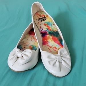 White Flats with big bows! NWOT